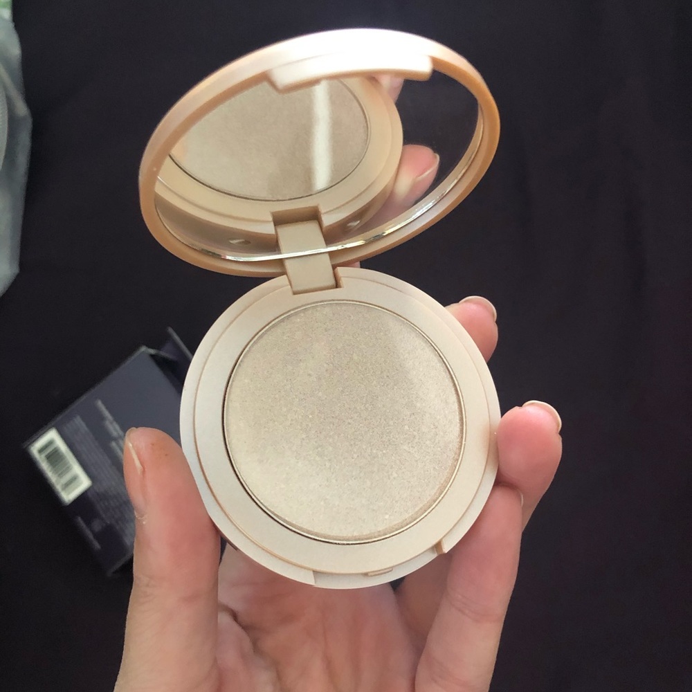 BNIB Tarte Highlighter in the color Stunner!